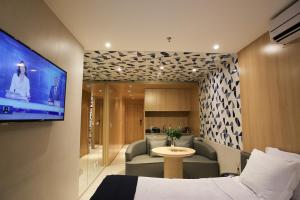 een hotelkamer met een bed en een tv bij Flat melhor localização Hotel Athos Bulcão in Brasilia