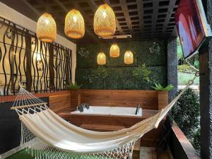 TV a/nebo společenská místnost v ubytování Casa Amsterdam with Jacuzzi in Poblado Medellín