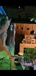 Habitación con mesa y chimenea de piedra. en Ortachala Veranda, en Tiflis