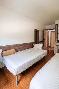 two beds in a room with white sheets at Hotel Hi! Zapopan in Guadalajara +27 photos