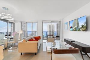 una sala de estar con un sofá y una mesa en Resort-Style Living with Direct Ocean Views - 3BR Beauty, en Hallandale Beach