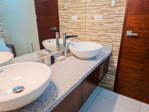 a bathroom with two sinks on a counter at LUXURY CAYMA 2 - Impresionante vista a la campiña sin salir de la ciudad in Arequipa +20 photos