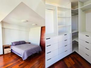 a bedroom with white cabinets and a bed at LUXURY CAYMA 2 - Impresionante vista a la campiña sin salir de la ciudad in Arequipa