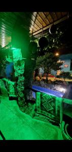 una piscina con luces verdes en una habitación en Ortachala Veranda, en Tiflis