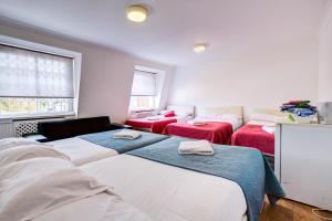 ロンドンにあるHyde Park 36 Hotelの赤いシーツが敷かれたベッド4台が備わる部屋