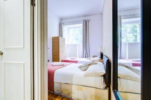 ロンドンにあるHyde Park 36 Hotelのベッド2台と窓のある寝室 +8枚の写真