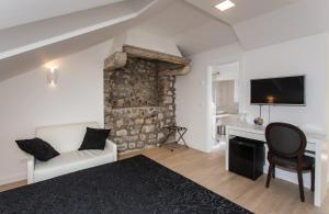 Μια τηλεόραση ή/και κέντρο ψυχαγωγίας στο Klarisa Palace Rooms +41 φωτογραφίες