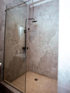 Afbeelding uit fotogalerij van 2 bedroom at Diz Eden in Accra