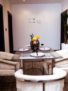 Afbeelding uit fotogalerij van 2 bedroom at Diz Eden in Accra