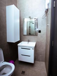 Ένα μπάνιο στο 2 bedroom at Diz Eden +20 φωτογραφίες