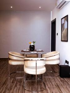 Χώρος καθιστικού στο 2 bedroom at Diz Eden