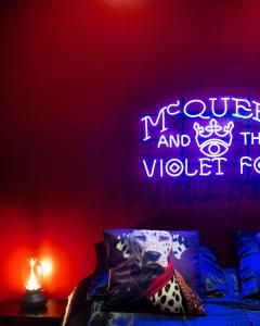 a neon sign that says wonder and the violet room at Le studio rock in Orthez