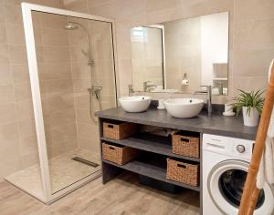 a bathroom with two sinks and a washing machine at Terrasses ouvertes sur la mer in Schœlcher +31 photos