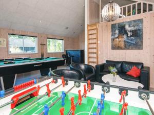 sala de estar con mesa de billar y pelotas de ping pong en Luxury Retreat in Blavand - By Traum Ferienwohnungen, en Blåvand 50 fotos más