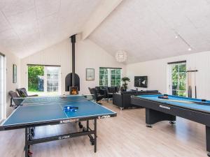 un soggiorno con 2 tavoli da ping pong di 24 person holiday home in Blåvand a Blåvand Altre 31 foto