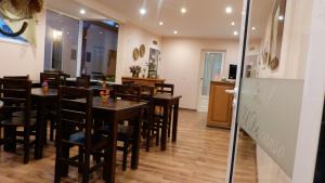 a dining room with a table and chairs at Hotel El Descanso in Junín