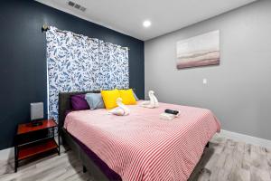 ein Schlafzimmer mit einem Bett mit Schwänen darauf in der Unterkunft Heights Charm Cozy & Group Stay - Sleeps10 in Houston