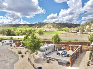 オーダービルにあるThe Airstream 1 at The Fields in East Zionのトレーラー付きRVパークの航空写真