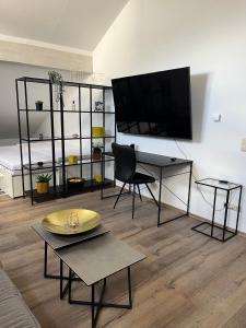 Μια τηλεόραση ή/και κέντρο ψυχαγωγίας στο Moderne Wohnung mit Dachterrasse