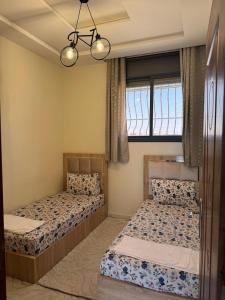 Postel nebo postele na pokoji v ubytování Spacious 2-Bedroom Apartment Near City Center