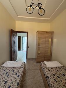 Postel nebo postele na pokoji v ubytování Spacious 2-Bedroom Apartment Near City Center