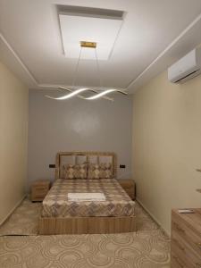 Postel nebo postele na pokoji v ubytování Spacious 2-Bedroom Apartment Near City Center