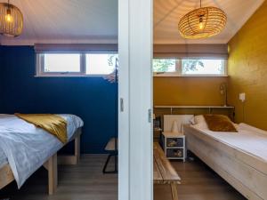 a room with two beds and two windows at Kolibrie in Dirkshorn