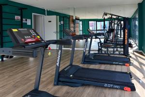 un gimnasio con 3 cintas de correr en una habitación en 18NV Studio Liberdade SP 300 m Estação Japão Liberdade, en São Paulo