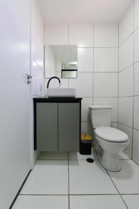 Un baño blanco con lavabo e inodoro. en 18NV Studio Liberdade SP 300 m Estação Japão Liberdade, en São Paulo