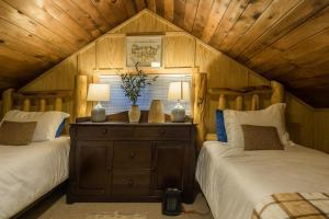 Gallery image of Perch - Chester Cabin in Packwood