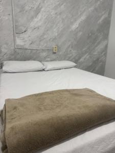 Ένα ή περισσότερα κρεβάτια σε δωμάτιο στο Apartamento com varanda