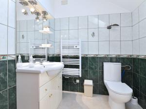 a bathroom with a toilet and a sink at Gîte convivial avec terrasse abritée, 3 chambres, cuisine équipée, espace détente, proche autoroutes et pistes cyclables. - FR-1-744-6 in Baldersheim +28 photos