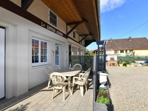 a patio with a table and chairs in front of a building at Gîte convivial avec terrasse abritée, 3 chambres, cuisine équipée, espace détente, proche autoroutes et pistes cyclables. - FR-1-744-6 in Baldersheim