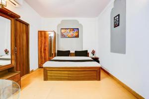 新德里Super Hotel O KC的房间里有一张床的卧室 更多21张照片