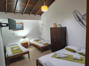 サン・ヒルにあるHotel Agualunaのベッドが2つとテレビがある部屋