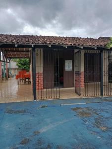 un edificio con una puerta delante de una casa en Casa de Praia em Mosqueiro, en Belém