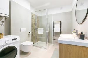 Et badeværelse på Family friendly seaside apartments Duce, Omis - 24876 + 21 billeder