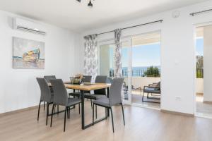 En balkon eller terrasse på Family friendly seaside apartments Duce, Omis - 24876