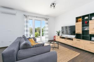 Et tv og/eller underholdning på Family friendly seaside apartments Duce, Omis - 24876