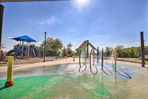Ο χώρος παιχνιδιού για παιδιά στο Game Room and Private Yard Modern San Antonio Home