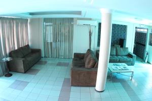 uma sala de estar com dois sofás e um poste em Amuarama Hotel em Fortaleza
