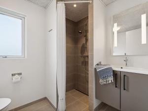 un bagno con doccia e lavandino di 5 star holiday home in Bogense a Skåstrup Altre 15 foto