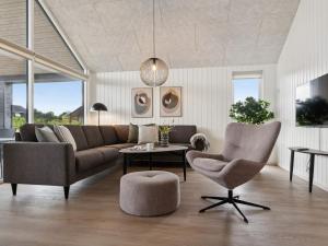 un soggiorno con un divano e una poltrona di 5 star holiday home in Bogense a Skåstrup