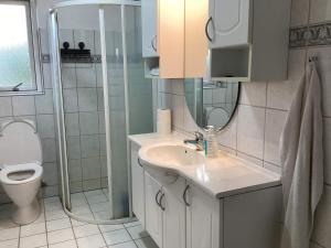 Ένα μπάνιο στο 6 person holiday home in Hals +58 φωτογραφίες
