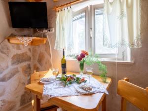 Televisyen dan/atau pusat hiburan di Stone House Harmony -Studio Apartment with Patio and Garden View 2