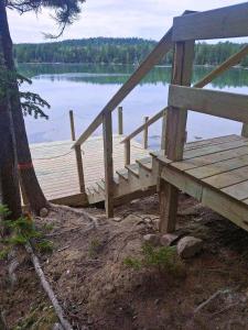 un molo di legno accanto a un bacino idrico di Sunset Cove Cottage private beach a Prospect Harbor Altre 29 foto