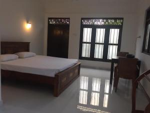 Un pat sau paturi într-o cameră la Weligama Bay Sky