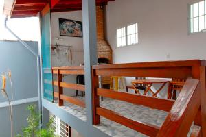 uma varanda de uma casa com uma mesa e cadeiras em Casa 3 qtos 2 salas Área P Churrasco Vila Mariana - Klabin em São Paulo