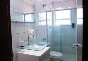 um banheiro com pia e vaso sanitário em Casa 3 qtos 2 salas Área P Churrasco Vila Mariana - Klabin em São Paulo mais 53 fotografias