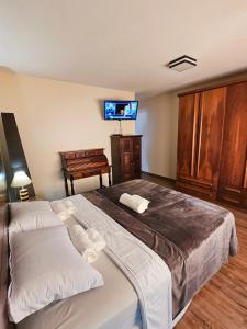 um quarto com uma cama grande e uma TV de tela plana em Casa 3 qtos 2 salas Área P Churrasco Vila Mariana - Klabin em São Paulo